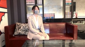FC2-PPV-4625589 真正的素人首次登场！我很享受在机场将遥控振动器插入一位年底回家的 D 罩杯新毕业办公室女士体内的乐趣。在线观看