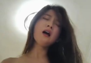 身材和颜值都是上上等的神仙女友，逼还嫩的出水，骚货淫荡的表情