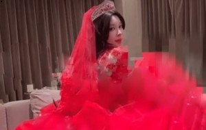 性致真好的美人新娘！穿着红纱直接骑马上棒，真等不及圆房啦
