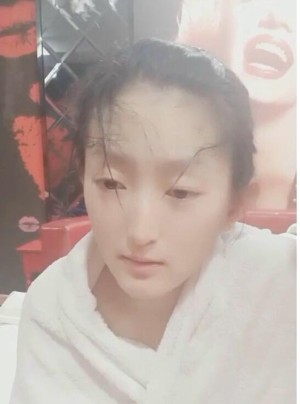 逼毛还没长的零零后嫩妹子被大叔干得哇哇叫