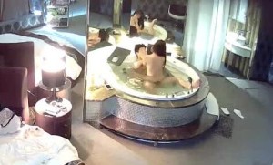 情趣酒店偷拍健壮男和美女洗完鸳鸯浴