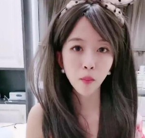 小姐姐扶起男友的大屌插入