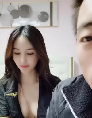 精神小伙带着极品超模女友操逼直播