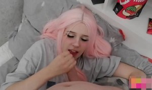 妹妹在玩手机不理我忍不住把她给操了