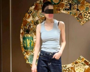 撕烂姐姐的丝袜猛吸她的嫩穴把鸡巴强行塞入她的嘴