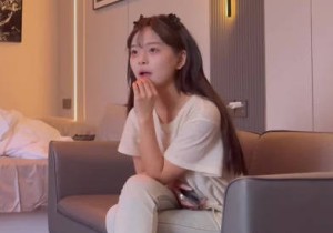 今天带来首期女主就是18岁的辍学女生-利普