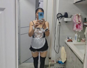 表姐耐不住寂寞发女仆装勾引我直接一炮让表姐唱征服