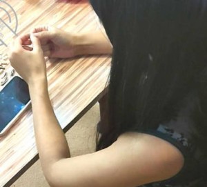 我妈在吃着瓜子看着剧的同时还和我做着不可描述的事