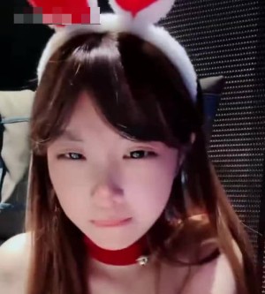 极品身材嫩妹身穿圣诞服和男友在KTV里疯狂做爱啪啪大屌无情抽插