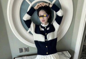 搂着女儿在沙发上看她玩王者游戏一番纠缠下终于修成正果内射了女儿