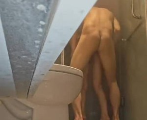 老爸出去了趁妈妈洗澡溜进浴室把她操爽了还有点小配合