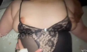 丈母娘今天回来了和丈母娘在床上激情做爱内射骚逼