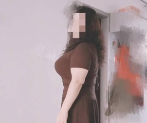 老爸打工刚走我就把老妈按在床上弄出高潮了还要我操死她