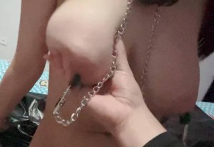 黑丝足交乳夹女上位-小巨