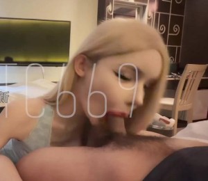 吃兩根才淫蕩射嘴裡後讓兄弟再操-派大星