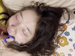 高冷女神被同班小伙多次套路迷奸掰眼口交丝袜制服各种玩弄