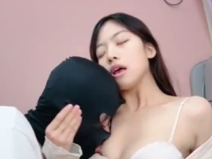 正在房间自摸的少妇被突然闯入的壮男吓到了